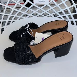 Black chunky heal with woven design